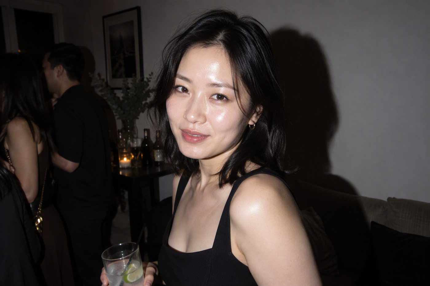 机顶直闪人像：皮肤反光明显，人物身后墙上有生硬的黑色投影